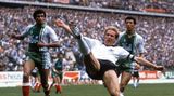 Auch DFB-Kapitän Karl-Heinz Rummenigge (M.) kann die deutsche Auftaktniederlage bei der WM 1982 in Spanien nicht verhindern. Außenseiter und WM-Neuling Algerien gewinnt das Spiel am 16. Juni in Gijón mit 1:0. Viele Deutsche verbinden den Ortsnamen allerdings mit der "Schande von Gijón" neun Tage später. Im letzten Gruppenspiel stellen Deutschland und Österreich beim Stand von 1:0 das Fußballspielen ein, weil mit dem Ergebnis beide Teams weiterkommen. Algerien muss dagegen als Dritter der Gruppe D abreisen.