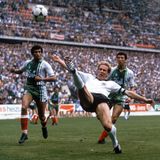 Auch DFB-Kapitän Karl-Heinz Rummenigge (M.) kann die deutsche Auftaktniederlage bei der WM 1982 in Spanien nicht verhindern. Außenseiter und WM-Neuling Algerien gewinnt das Spiel am 16. Juni in Gijón mit 1:0. Viele Deutsche verbinden den Ortsnamen allerdings mit der "Schande von Gijón" neun Tage später. Im letzten Gruppenspiel stellen Deutschland und Österreich beim Stand von 1:0 das Fußballspielen ein, weil mit dem Ergebnis beide Teams weiterkommen. Algerien muss dagegen als Dritter der Gruppe D abreisen.