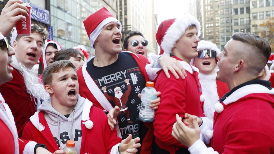 Als Weihnachtsmänner verkleidete Männer in New York