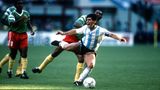 Schmerzhaft ist das WM-Auftaktspiel 1990 in Italien nicht nur für Diego Armando Maradona (vorn), sondern für das ganze Team aus Argentinien. Außenseiter Kamerun bringt ein 1:0 mit teils harten Mitteln über die Zeit und erreicht schließlich als erste afrikanische Mannschaft das Viertelfinale einer WM.