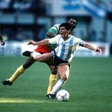 Schmerzhaft ist das WM-Auftaktspiel 1990 in Italien nicht nur für Diego Armando Maradona (vorn), sondern für das ganze Team aus Argentinien. Außenseiter Kamerun bringt ein 1:0 mit teils harten Mitteln über die Zeit und erreicht schließlich als erste afrikanische Mannschaft das Viertelfinale einer WM.