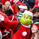 Ein als Grinch verkleideter Mann macht ein Selfie mit einer Frau