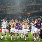 Sie feiern wie Sieger: die Spieler von Neuseeland bei der WM 2010 in Südafrika nach dem Spiel gegen Italien. Dabei lautet der Endstand "nur" 1:1. Allerdings sind die Neuseeländer bei Anpfiff in der Weltrangliste auf Platz 78 und Italien ist eigentlich immer ein WM-Favorit – wenn das Team sich für das Turnier qualifiziert. Nach der Hinrunde ist dann für beide Teams Schluss: Italien wird Letzter in der Gruppe F und auch für Neuseeland reicht es nicht für die K.o.-Phase.