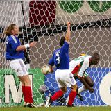 Da hilft kein Reklamieren: Papa Bouba Diop (gebückt) trifft für den Senegal gegen Frankreich bei der WM 2002 in Südkorea und Japan: Titelverteidiger Frankreich verliert sein Auftaktspiel gegen einen WM-Neuling. Senegal erreicht als zweites afrikanisches Team ein WM-Viertelfinale, Frankreich scheidet als Gruppenletzter aus.