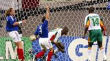 Da hilft kein Reklamieren: Papa Bouba Diop (gebückt) trifft für den Senegal gegen Frankreich bei der WM 2002 in Südkorea und Japan: Titelverteidiger Frankreich verliert sein Auftaktspiel gegen einen WM-Neuling. Senegal erreicht als zweites afrikanisches Team ein WM-Viertelfinale, Frankreich scheidet als Gruppenletzter aus.