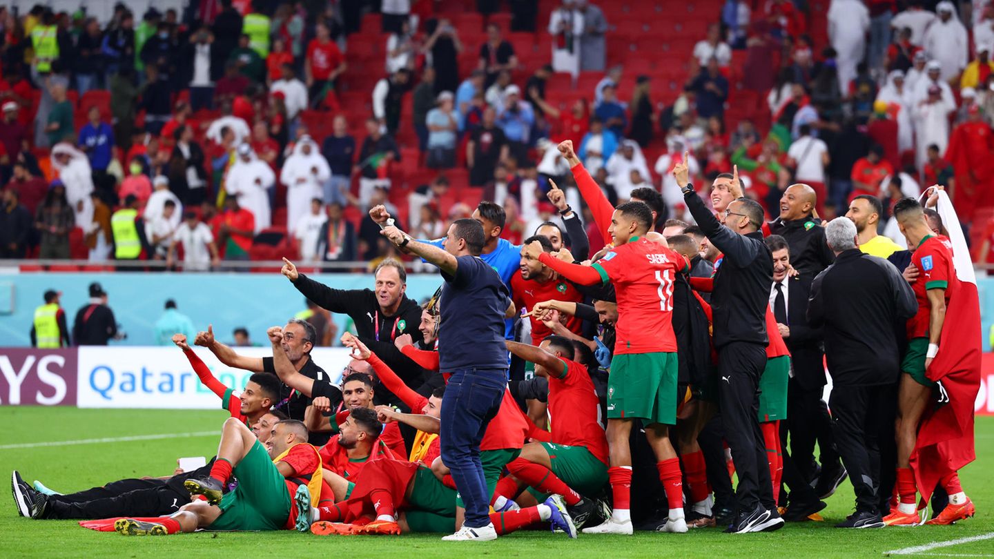 Marokko bei der WM 2022 Nach dem Sieg über Portugal ist der Jubel beim Team von Marokko groß. Die Mannschaft hat nicht nur nach Belgien und Spanien einen weiteren Favoriten aus dem Turnier geworfen, sondern auch als erstes Team aus Afrika ein WM-Halbfinale erreicht. Im Spiel gegen Frankreich aber hat Marokko den Kürzeren gezogen.