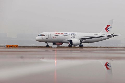 Ein Flugzeug des Typs C919 des Flugzeugbauers Comac steht auf dem internationalen Flughafen Hongqiaoin Shangahai