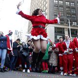 Frau in Weihnachtsmann-Kostüm springt hoch