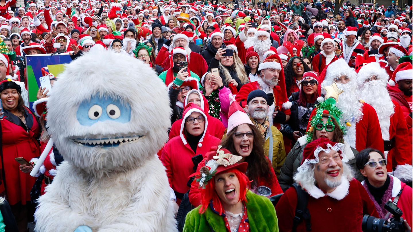 Blick auf die Teilnehmer der SantaCon Blick auf die Teilnehmer der SantaCon