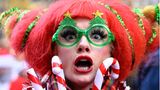 Frau mit roter Perücke und grüner Brille