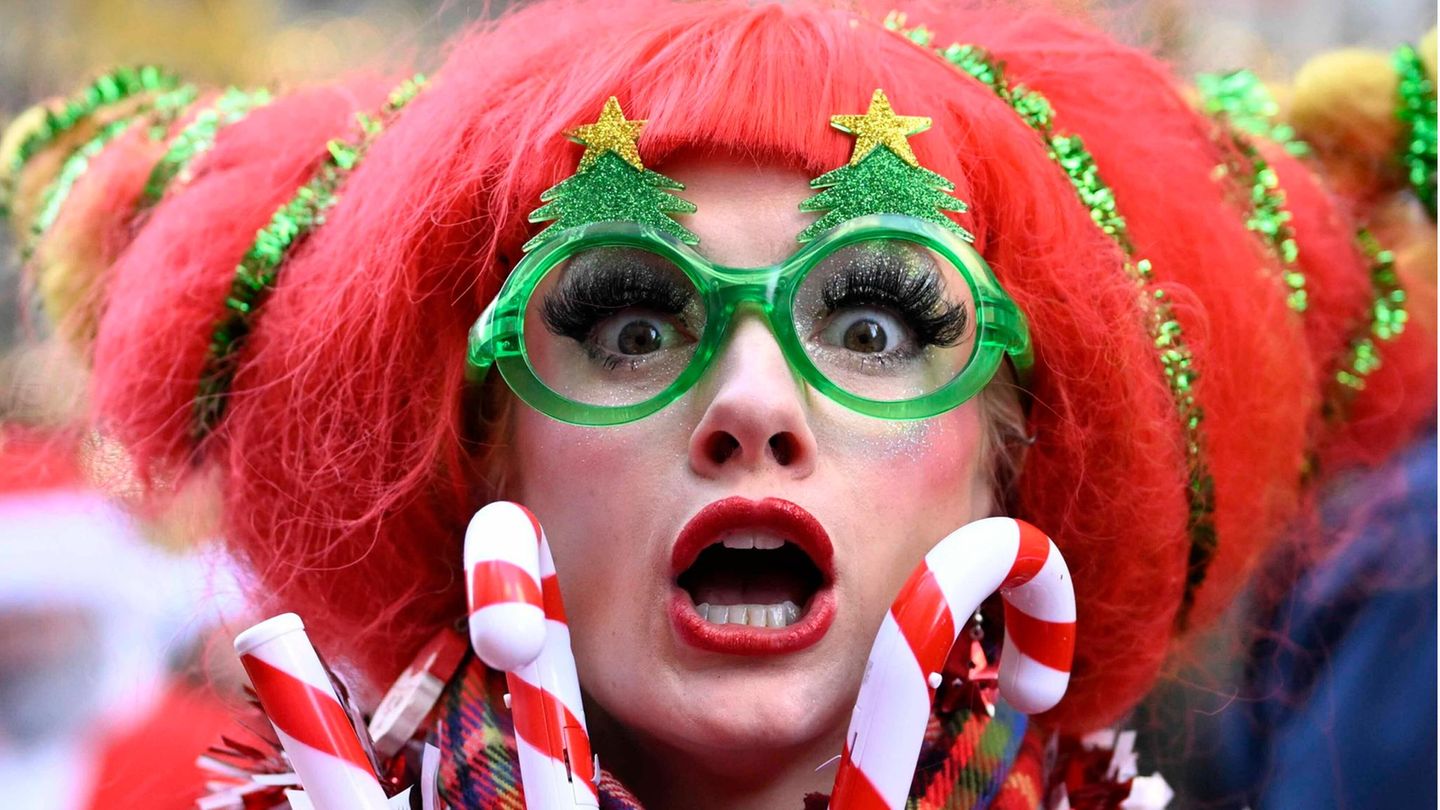 Frau mit roter Perücke und grüner Brille