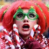 Frau mit roter Perücke und grüner Brille