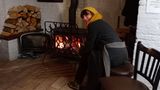Alexandra Loske wärmt sich am Feuer im Pub The Bear Inn