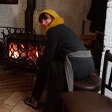 Alexandra Loske wärmt sich am Feuer im Pub The Bear Inn