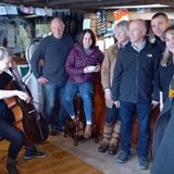 Gute Stimmung: Eine Cellistin spielte Weihnachtslieder auf ihrem Instrument