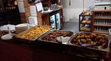 Im Pub gab es kostenloses Essen und warme Getränke