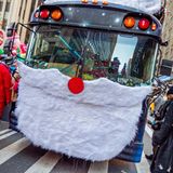 Bus mit Weihnachtsmann-Bart