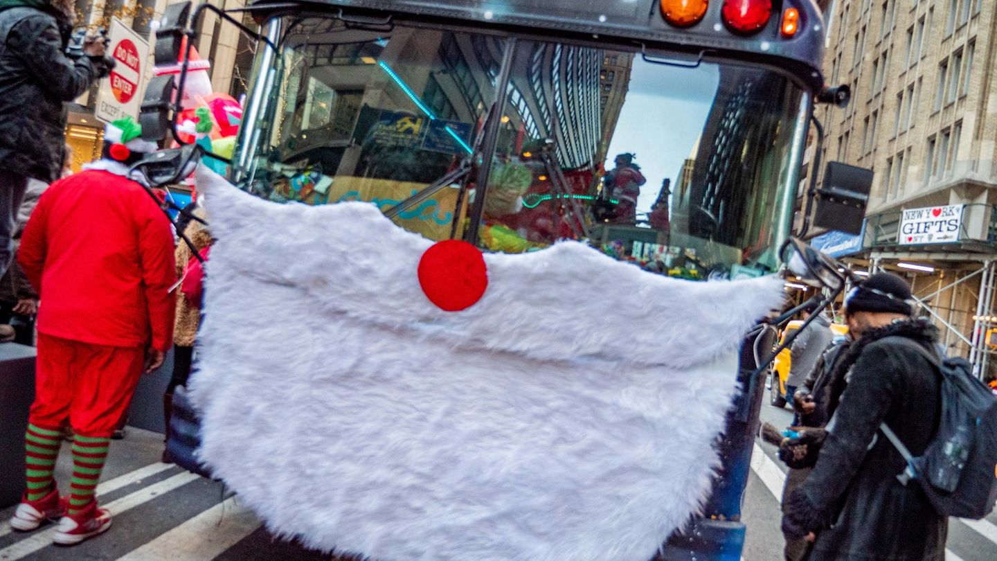 Bus mit Weihnachtsmann-Bart