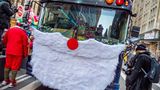 Bus mit Weihnachtsmann-Bart