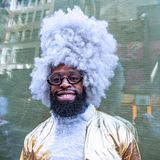 Ein Mann mit ausladender weißer Perücke