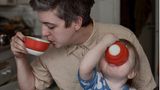 Vater und Sohn beim Frühstück