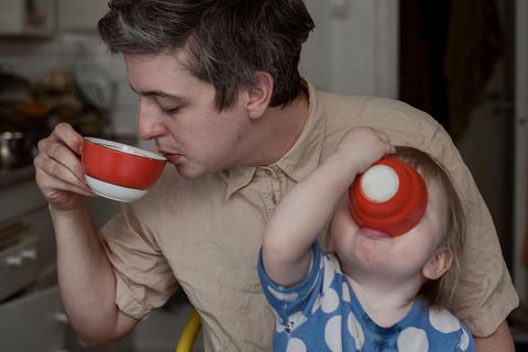 Vater und Sohn beim Frühstück