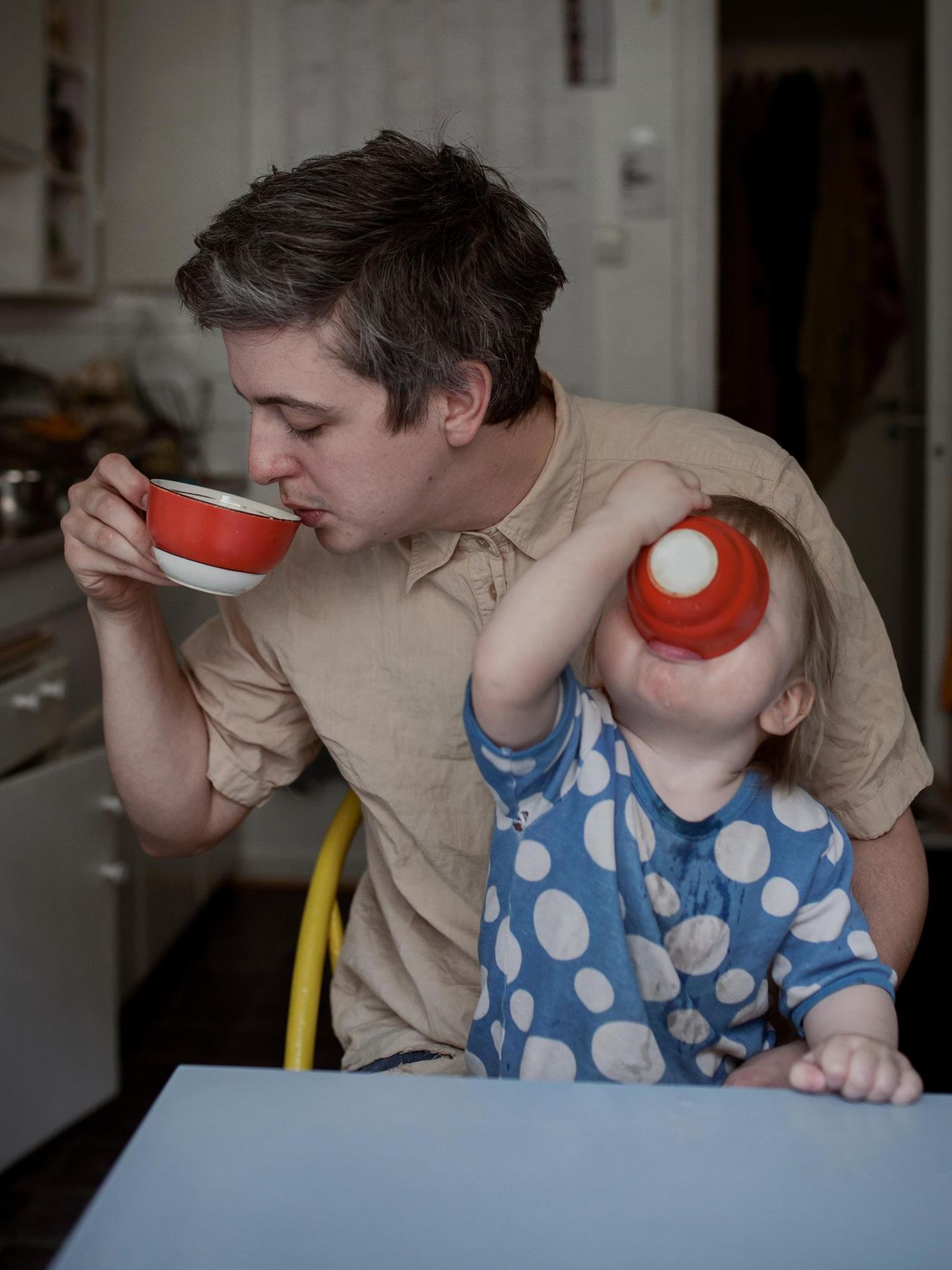 Vater und Sohn beim Frühstück