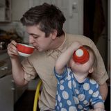 Vater und Sohn beim Frühstück