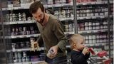 Vater mit seinen Kindern beim Einkaufen