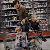 Vater mit seinen Kindern beim Einkaufen