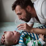 Vater mit krankem Säugling