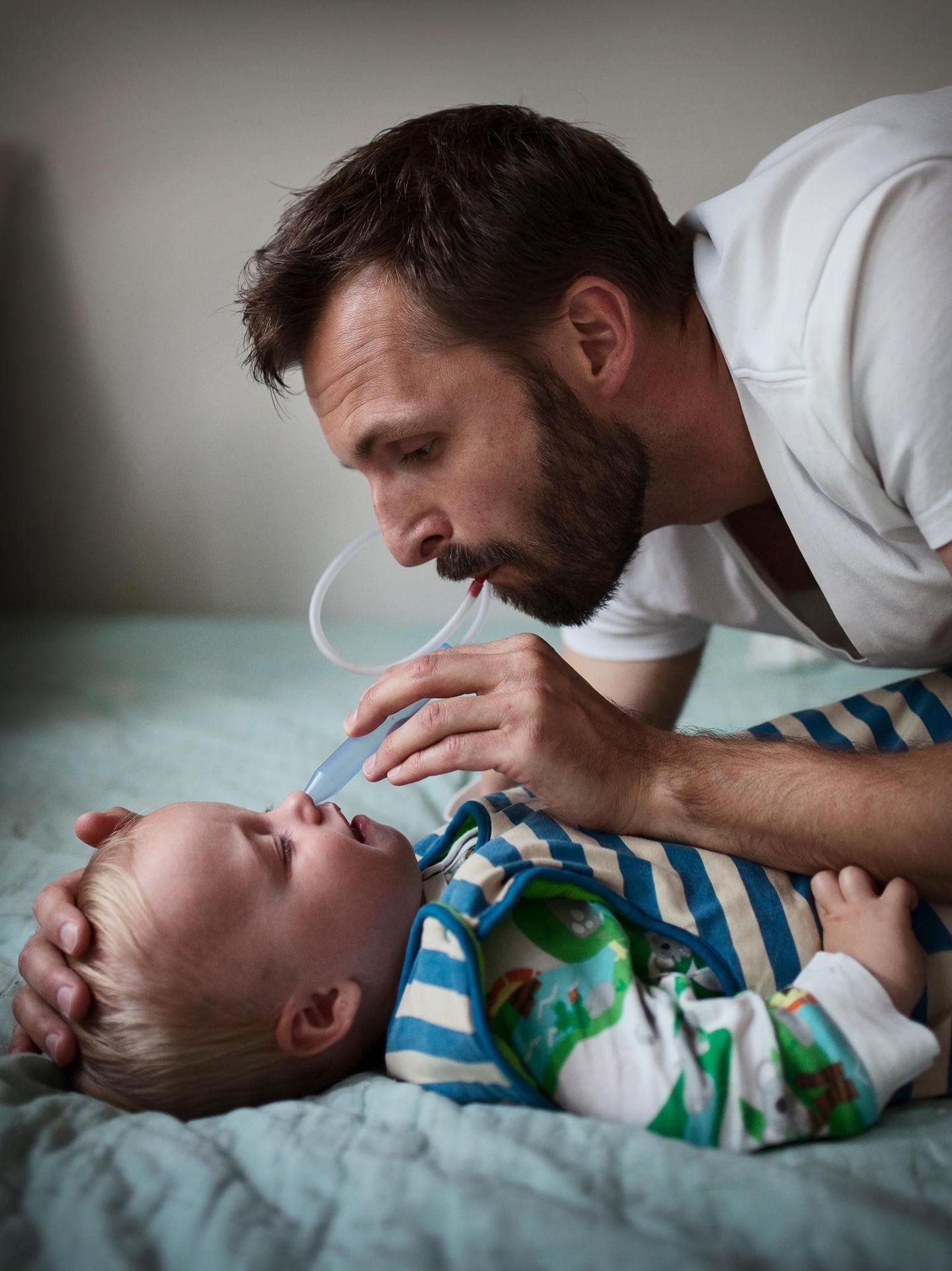 Vater mit krankem Säugling Vater mit krankem Säugling