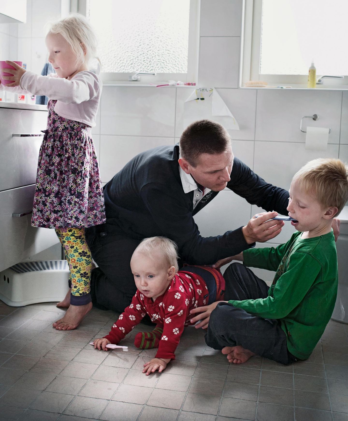 Vater beim Zähneputzen mit seinen Kindern Vater beim Zähneputzen mit seinen Kindern