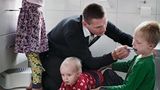 Vater beim Zähneputzen mit seinen Kindern