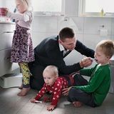 Vater beim Zähneputzen mit seinen Kindern