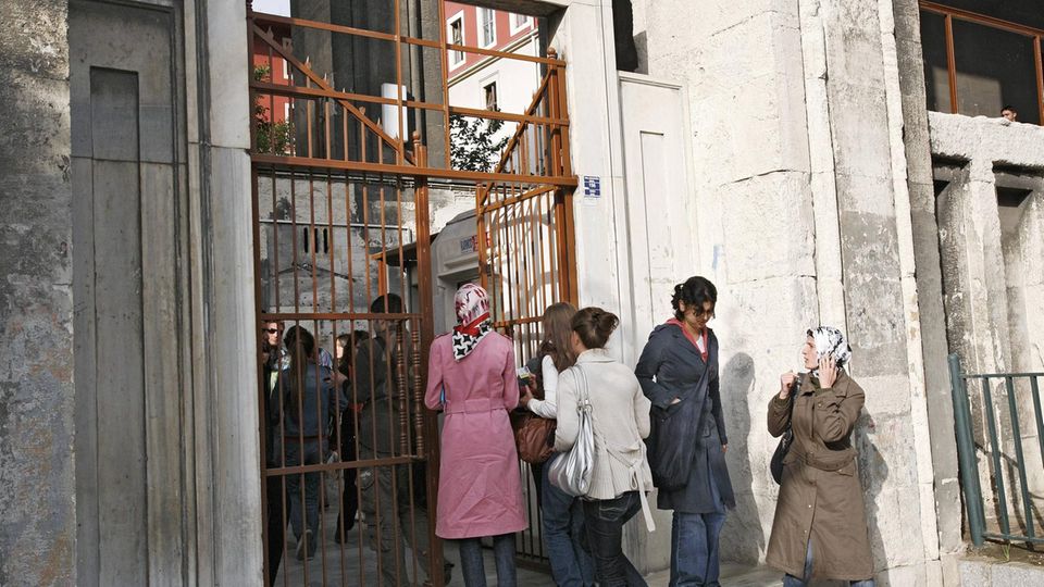 Studentinnen mit und ohne Kopftuch am Eingang zum Fachbereich Literatur der Universität Istanbul Studentinnen mit und ohne Kopftuch am Eingang zum Fachbereich Literatur der Universität Istanbul