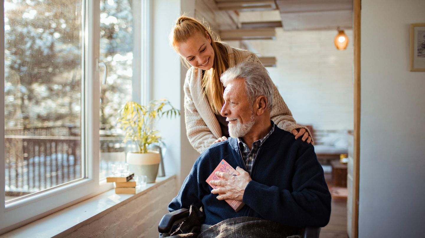 Frau pflegt einen alten Mann