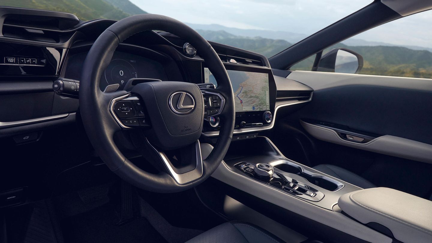Die Fahrerkabine des Lexus RZ 450e. Toyota will in seinen Elektroautos ein Fahrgefühl wie bei den Verbrenner-Modellen schaffen.