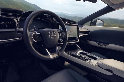 Die Fahrerkabine des Lexus RZ 450e. Toyota will in seinen Elektroautos ein Fahrgefühl wie bei den Verbrenner-Modellen schaffen.