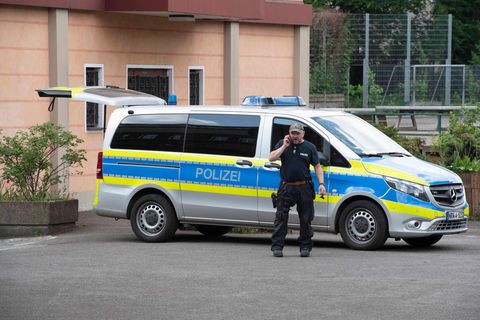 Ein Polizeiauto vor dem Gymnasium in Essen. Ein Schüler hatte dort einen rechtsextremistisch motivierten Anschlag geplant.
