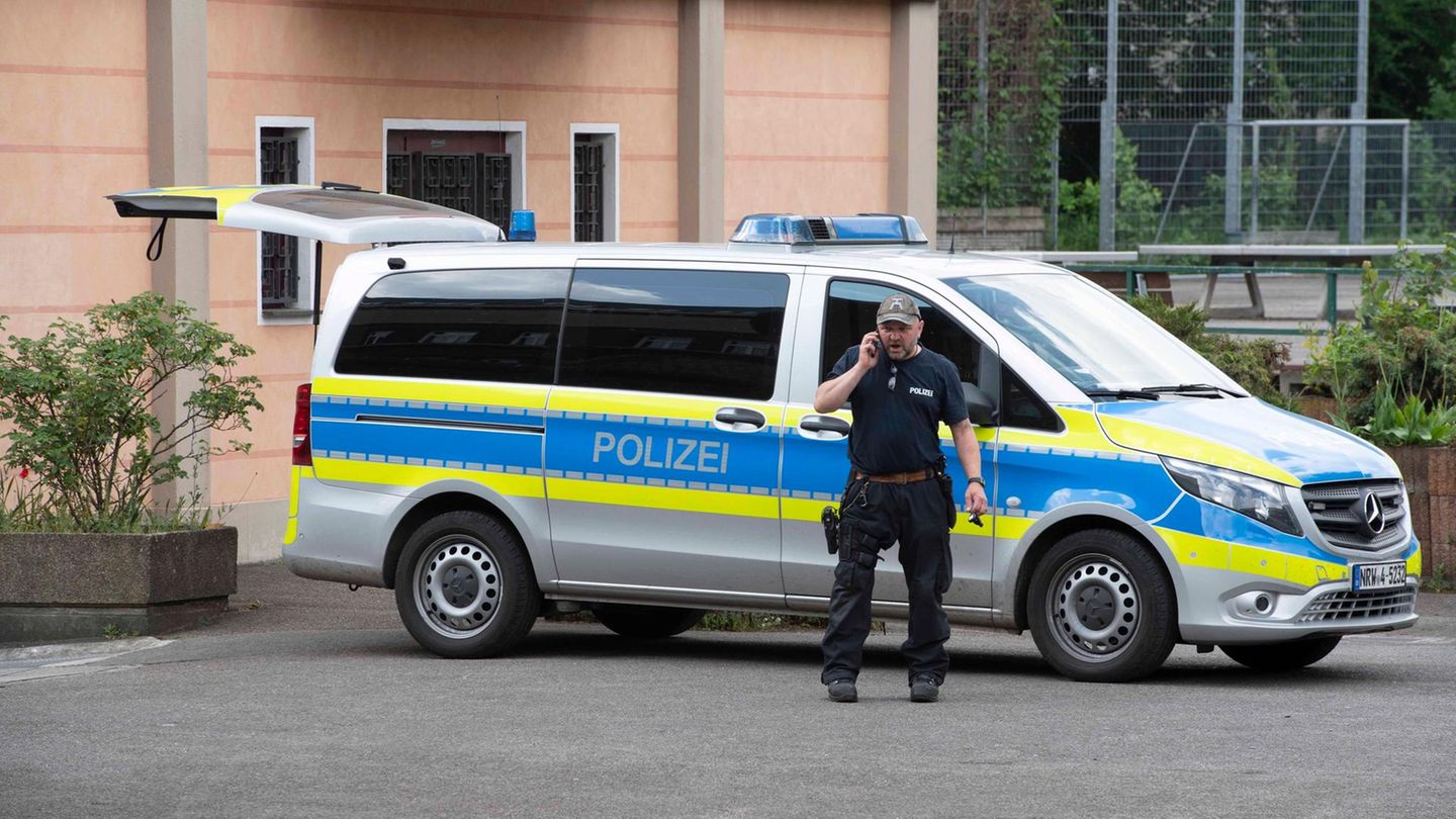 Ein Polizeiauto vor dem Gymnasium in Essen. Ein Schüler hatte dort einen rechtsextremistisch motivierten Anschlag geplant.