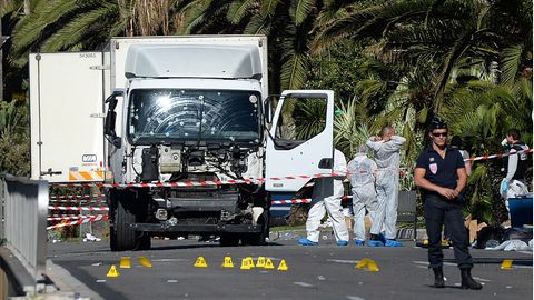 Nizza: Polizisten stehen um den beim Anschlag am Nationalfeiertag benutzten Lastwagen