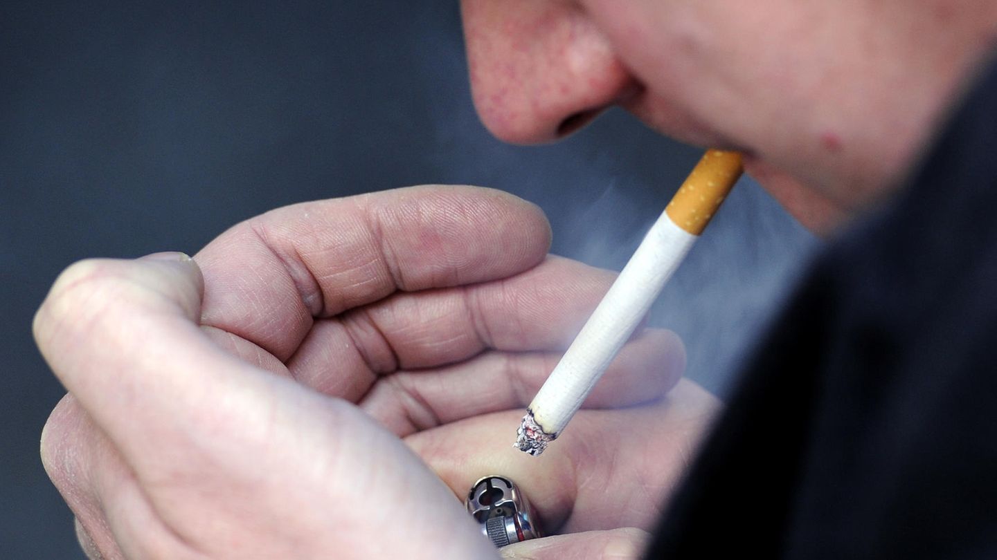 Neuseeland verbietet künftigen Generationen das Rauchen Ein Mann zündet sich eine Zigarette an.