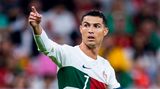 13. Dezember  Cristiano Ronaldo will einem Medienbericht zufolge weiter für die portugiesische Fußball-Nationalmannschaft spielen. Der 37-Jährige glaube, dass er dem Team weiter helfen könne, schrieb die portugiesische Zeitung "Correio da Manhã" am Dienstag ohne weitere Details oder eine Quelle zu nennen. Ronaldo wolle die Entscheidung auch nicht davon abhängig machen, wer die Nationalmannschaft in Zukunft trainiere. Einem Medienbericht zufolge steht der bisherige Trainer Fernando Santos vor dem Aus.  Santos hatte stets als Vertrauter und Unterstützer von Ronaldo gegolten, beide hatten 2016 gemeinsam den EM-Titel gewonnen. Bei der WM in Katar setzte Santos seinen Kapitän nach enttäuschenden Leistungen in der Vorrunde und einem Streit rund um dessen Auswechslung aber in beiden K.o.-Spielen zunächst auf die Bank. Portugal war Samstag nach einem 0:1 im Viertelfinale gegen Marokko aus der WM ausgeschieden.