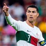 13. Dezember  Cristiano Ronaldo will einem Medienbericht zufolge weiter für die portugiesische Fußball-Nationalmannschaft spielen. Der 37-Jährige glaube, dass er dem Team weiter helfen könne, schrieb die portugiesische Zeitung "Correio da Manhã" am Dienstag ohne weitere Details oder eine Quelle zu nennen. Ronaldo wolle die Entscheidung auch nicht davon abhängig machen, wer die Nationalmannschaft in Zukunft trainiere. Einem Medienbericht zufolge steht der bisherige Trainer Fernando Santos vor dem Aus.  Santos hatte stets als Vertrauter und Unterstützer von Ronaldo gegolten, beide hatten 2016 gemeinsam den EM-Titel gewonnen. Bei der WM in Katar setzte Santos seinen Kapitän nach enttäuschenden Leistungen in der Vorrunde und einem Streit rund um dessen Auswechslung aber in beiden K.o.-Spielen zunächst auf die Bank. Portugal war Samstag nach einem 0:1 im Viertelfinale gegen Marokko aus der WM ausgeschieden.