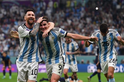 Lionel Messi knuddelt den Torschützen zum 2:0, Julian Alvarez