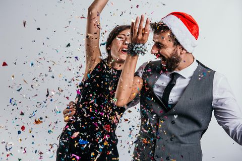 Mann und Frau im Weihnachtsoutfit
