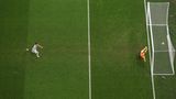 Lionel Messi tritt in der 34. Minute zum Elfmeter gegen Kroatien an und hämmert den Ball unhaltbar für Keeper Dominik Livakovic ins rechte obere Eck.