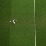 Lionel Messi tritt in der 34. Minute zum Elfmeter gegen Kroatien an und hämmert den Ball unhaltbar für Keeper Dominik Livakovic ins rechte obere Eck.