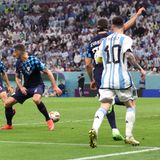 ... den Ball zum 3:0 einschieben kann. Das ist in der 69. Minute die Vorentscheidung. Die Vorbereitung war ähnlich genial wie der Steilpass im Spiel gegen die Niederlande, der zur Führung geführt hatte.